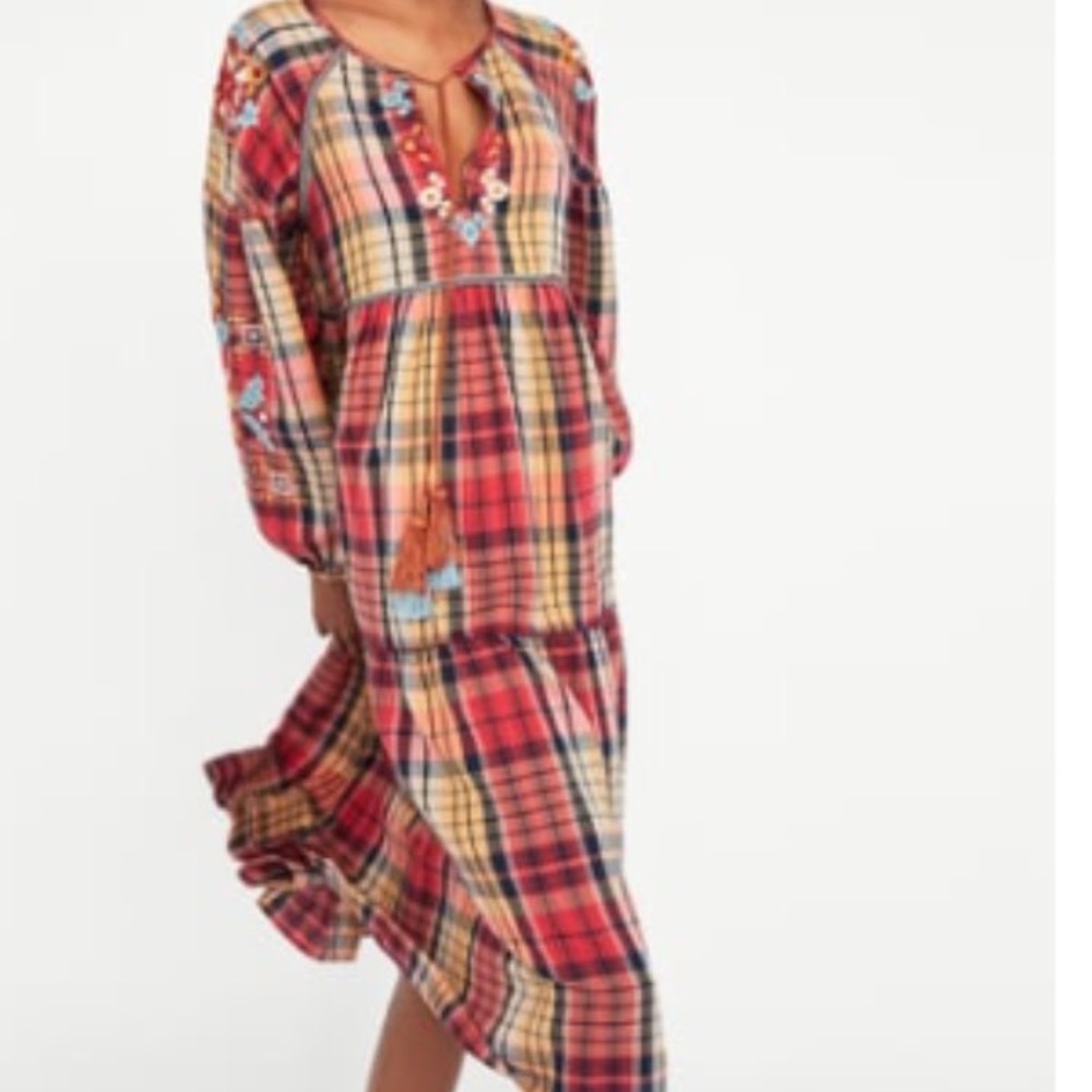 In brand new condition size Medium Zara dress.